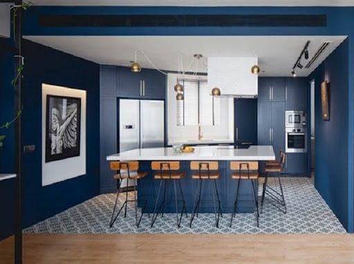 Thiết kế nội thất nhà bếp với màu xanh coban mạnh mẽ