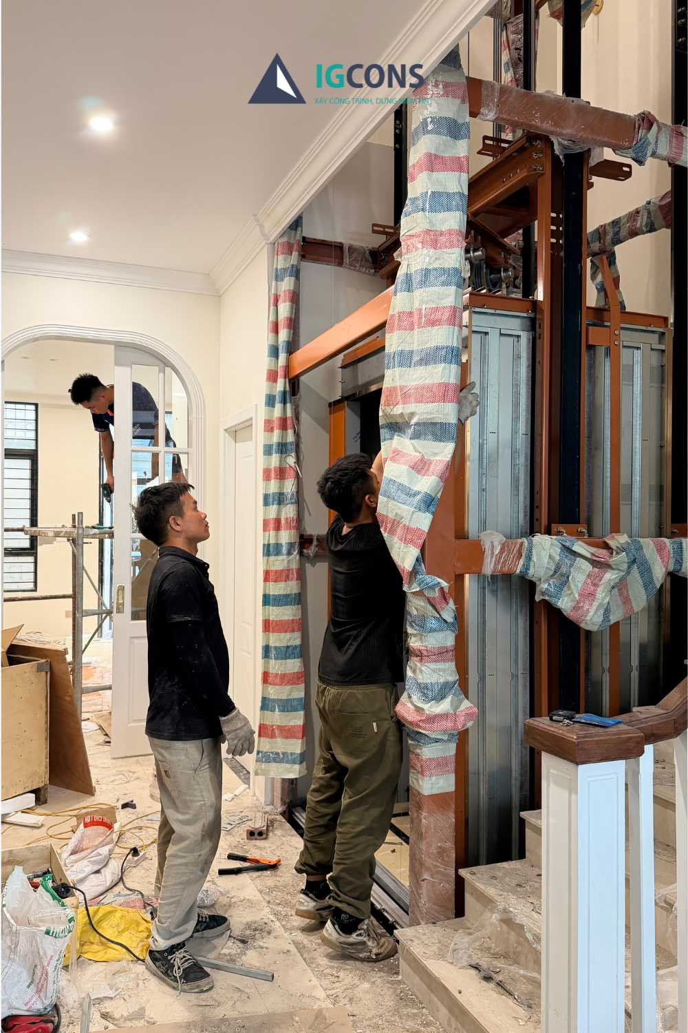 Kĩ thuật viên đang lắp thang. Nguồn IGcons.