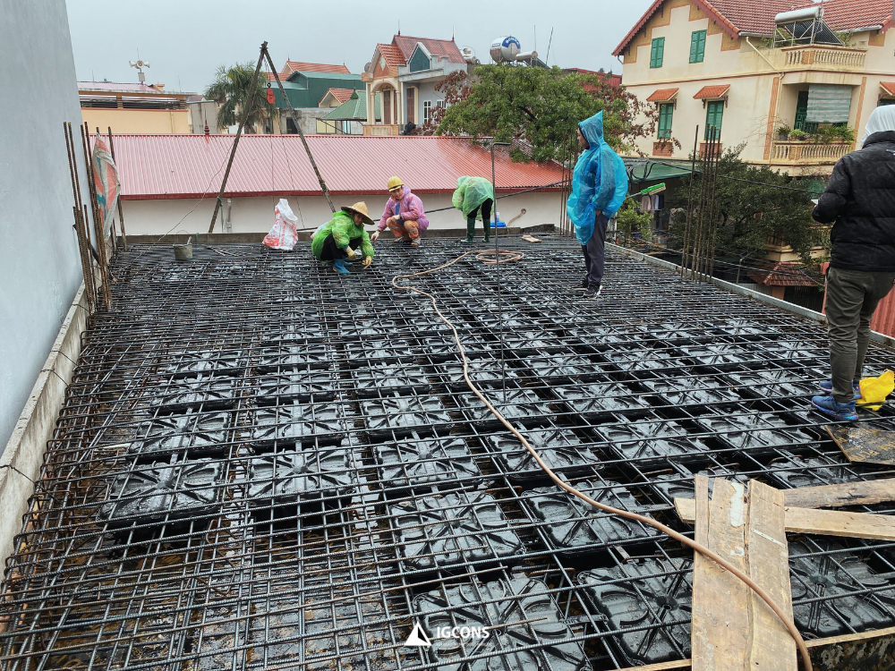 Cốt thép trước khi đổ bê tông sàn. Nguồn: IGcons